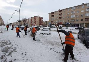 Aziziye'de 24 saat kar mesaisi